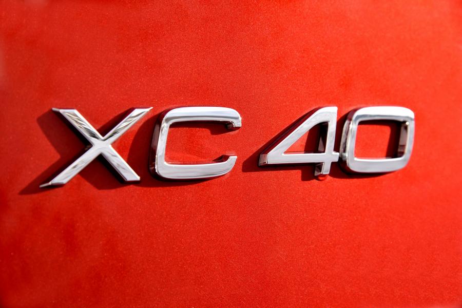 Логотип Volvo XC40 D4 R-Design 2017 года  (WW) (фото 30 из 44)